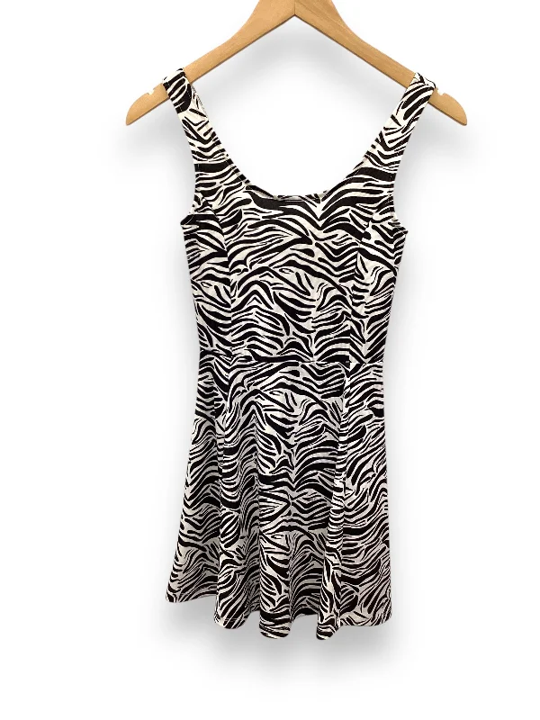 Dress Casual Short By Divided In Zebra Print, Size: Xs